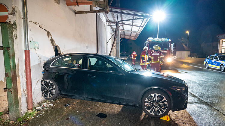 Unfall beim Ausparken: Auto durchbricht Gebäudewand