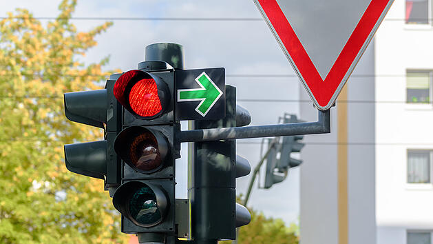 Ampel, Grüner Pfeil, Verkehr, Fahren