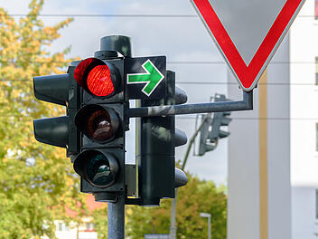 Ampel, Grüner Pfeil, Verkehr, Fahren