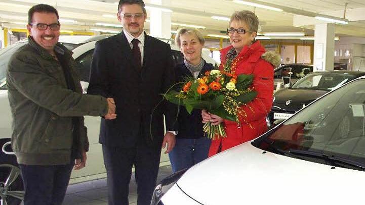 Die Juniorchefin von Motor-Bauer, Jutta Fröba (2. v.r.), sowie Renault-Business-Manager Swen Rosentreter (2. v.l.) übergaben Thomas Gläsel (links) und Annette Gläsel (rechts) ihr Auto.  Foto: Heikle Schülein