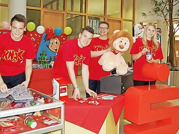 Die Auszubildenden der Sparkasse bereiteten gestern den Schalter für die jüngsten Sparer vor, der ab heute auch von ihnen betreut wird (von links): Kevin Herbst, Felix Engelhardt, Joshua Nußwaldt und Nina Schunk. Foto: Helke Renner