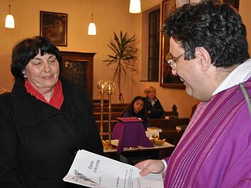 Marita Hüfner erhält aus den Händen von Pfarrer Michael Krammer eine Dankesurkunde für 32-jähriges großes Engagement. Foto: Petra Heurich