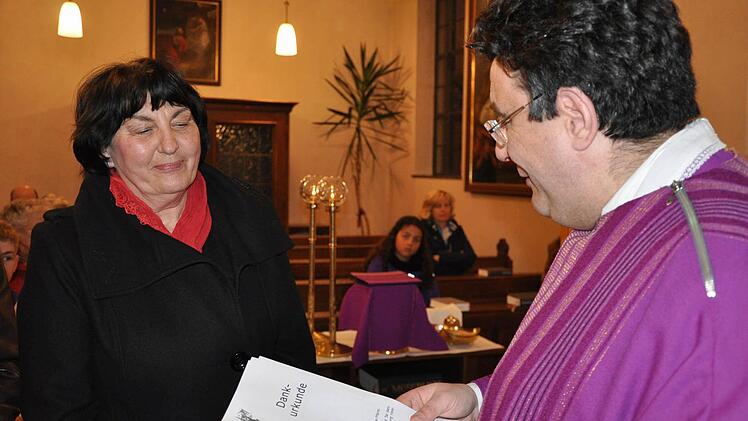 Marita Hüfner erhält aus den Händen von Pfarrer Michael Krammer eine Dankesurkunde für 32-jähriges großes Engagement. Foto: Petra Heurich