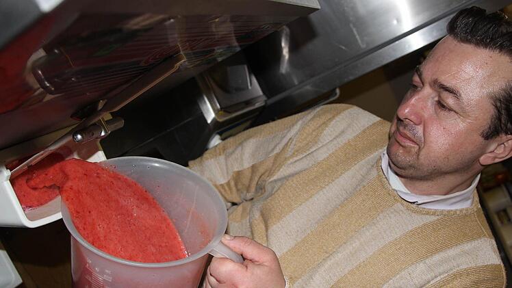 Zullo fülllt Erdbeerpüree in die Eismaschine. Foto: Diana Fuchs