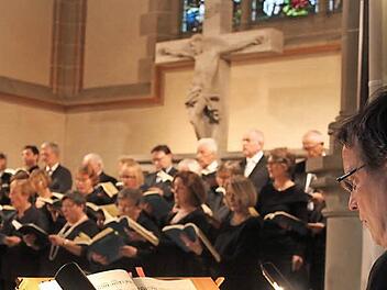 Von Markus Kumpf am für die Aufführung wichtigen Generalbass erhielt der Chor Stützung. Foto: M. Häggberg