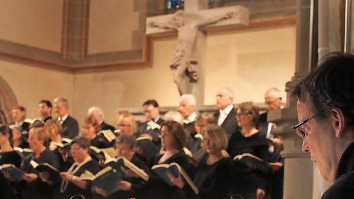 Von Markus Kumpf am für die Aufführung wichtigen Generalbass erhielt der Chor Stützung. Foto: M. Häggberg