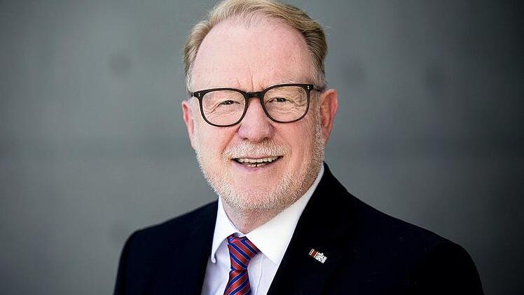 Hans Michelbach (CSU-Bundestagsabgeordneter): "Aus Sicht der gesamten Region ist es erfreulich, dass es keine Sieger und Verlierer gibt. Ziele aus Coburger Sicht müssen nun eine Ausweitung des Fernverkehrs sowie der Lückenschluss von Bad Rodach nach Hildburghausen werden."