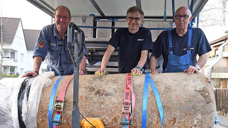 Paderborn: Die Kampfmittelr&auml;umer Rainer Woitschek, Karl-Heinz Clemens und Gerd Mathee (l-r) stehen neben der entsch&auml;rften Bombe. Wegen einer Bombenentsch&auml;rfung mussten 26.000 Menschen evakuiert werden Foto: Henning Kaiser/dpa