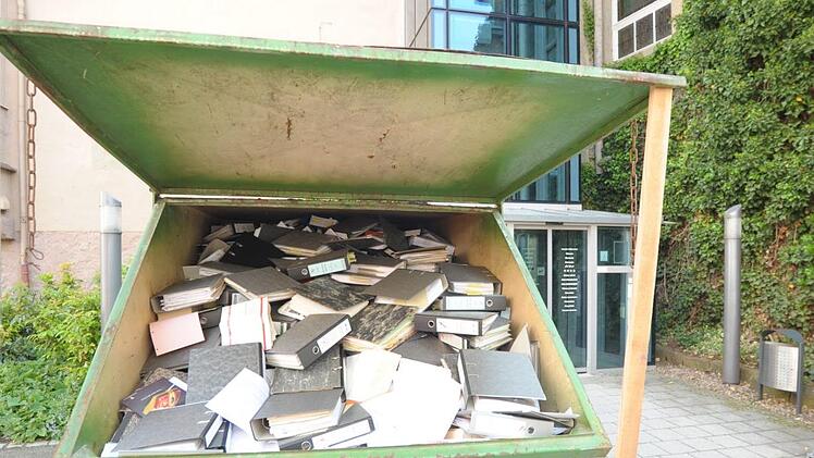 Für jedermann offen und zugänglich stand am Freitag ein Container mit städtischen Akten an der Spitalgasse in Bad Kissingen. Foto: Siegfried Farkas