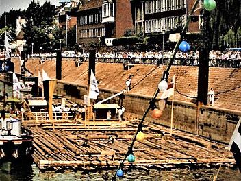 Tausende jubelten in Düsseldorf den Frankenwaldflößern bei der großen historischen Schiffsparade zu.
