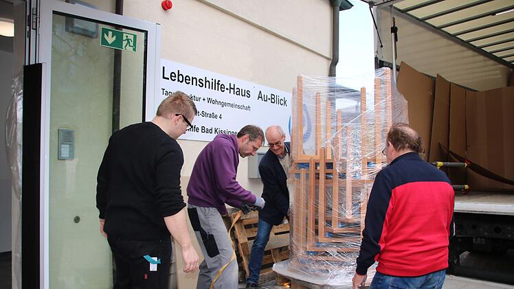 Beim Anliefern der Tische packte Vorstand Alex Iffert (Bildmitte) mit an. Foto: Ralf Ruppert