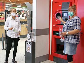 Swenja Ott (r.) freut sich über die Unterstützung durch Sabine Arbter und das Kaufland-Team. Foto: privat