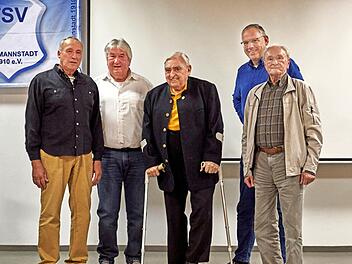 Beim TSV Ebermannstadt gab es Ehrungen für 75-jährige Mitgliedschaft (v. l.): Wolfgang Dürrbeck (Vorsitzender), Georg Striegel (Dritter Vorsitzender), Franz Schmitt, Konrad Schlebusch (Zweiter Vorsitzender) und Franz Schmalz.