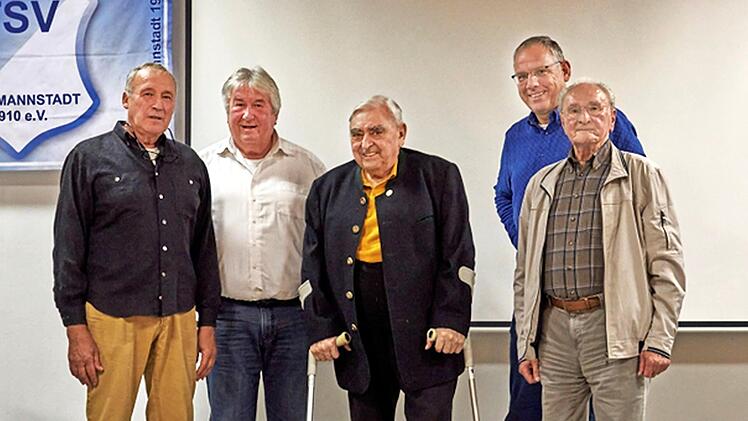 Beim TSV Ebermannstadt gab es Ehrungen für 75-jährige Mitgliedschaft (v. l.): Wolfgang Dürrbeck (Vorsitzender), Georg Striegel (Dritter Vorsitzender), Franz Schmitt, Konrad Schlebusch (Zweiter Vorsitzender) und Franz Schmalz.
