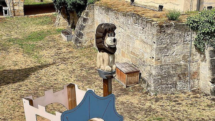 "Pfalzi" der blaue Spielelefant wartet auf dem Kinderspielplatz im Pfalzgraben.