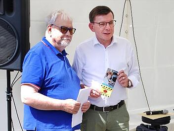 Waldemar Greß (links) und Armin Warmuth beim Jubiläumsfest.