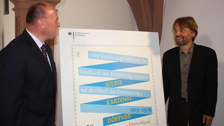 Finanzstaatssekretär Hartmut Koschyk (links) mit Michael Gais, der zusammen mit Iris Utikal die Marke entworfen hat