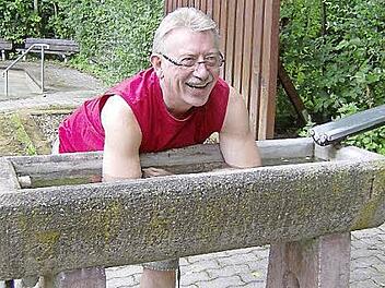 Ralf Greiner-Jacob gönnt sich ein Armbad.  Foto: Malbrich