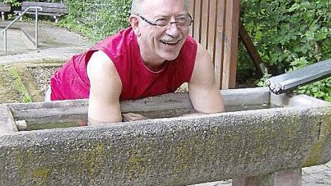 Ralf Greiner-Jacob gönnt sich ein Armbad.  Foto: Malbrich