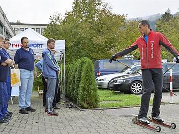 Hans-Jürgen Siebenäuger demonstriert den Waldrich-Beschäftigten, wie man auf Skirollern durch das Betriebsgelände rollen kann. Foto: Nagel
