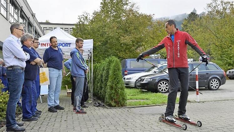 Hans-Jürgen Siebenäuger demonstriert den Waldrich-Beschäftigten, wie man auf Skirollern durch das Betriebsgelände rollen kann. Foto: Nagel