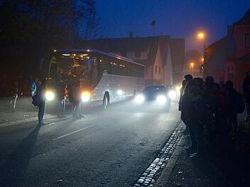 Diese Fotos sind am Freitag, den 13. November gegen 7 Uhr entstanden. Sie zeigen, wie Schüler aus dem Markt Burkardroth versuchen, die Aschacher Schloßstraße zu überqueren. Die Autofahrer interessiert das nur wenig. Foto: Kathrin Kupka-Hahn