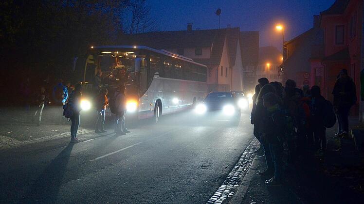 Diese Fotos sind am Freitag, den 13. November gegen 7 Uhr entstanden. Sie zeigen, wie Schüler aus dem Markt Burkardroth versuchen, die Aschacher Schloßstraße zu überqueren. Die Autofahrer interessiert das nur wenig. Foto: Kathrin Kupka-Hahn