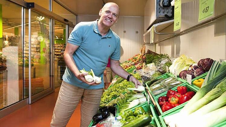 Gerhard Bickel in einem seiner Ebl-Märkte Foto: Rudi Ott
