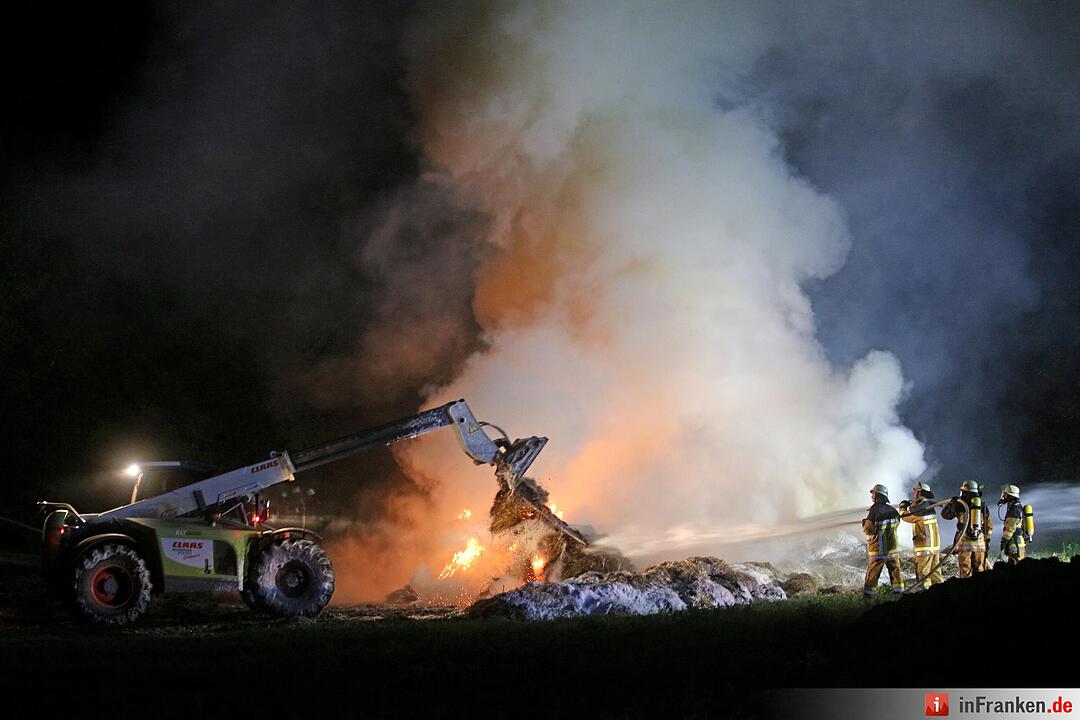150 Strohballen gehen lichterloh in Flammen auf - Brandstiftung wahrscheinlich