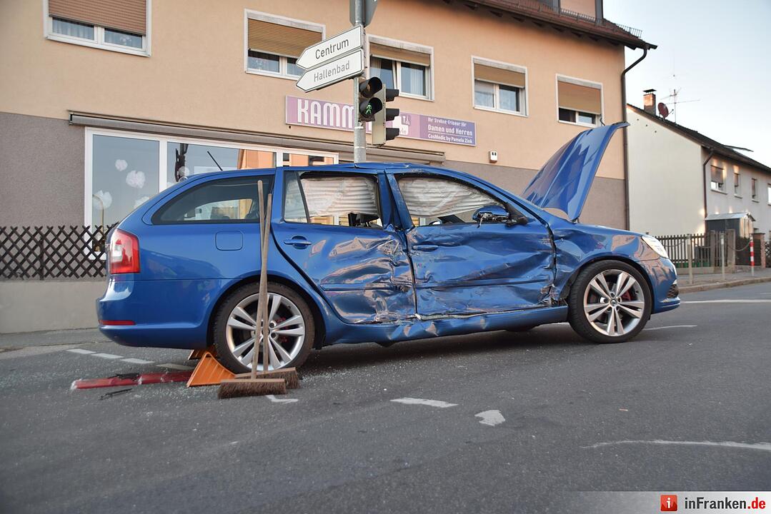 Rote Ampel übersehen: Bus kollidiert mit Auto in Nürnberg