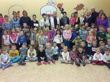 Diesen Termin wollten sich die Mädchen und Jungen mit ihren Betreuerinnen nicht entgehen lassen. Die Bad Brückenauer Flohmarkt-Initiatorin Ilse Neumann (Bildmitte hinten) verschiedene Einrichtungen mit einer Geldspende. Die offizielle Übergabe der insgesamt 2400 Euro fand im Kindergarten Regenbogenland statt.  Foto: Rolf Pralle