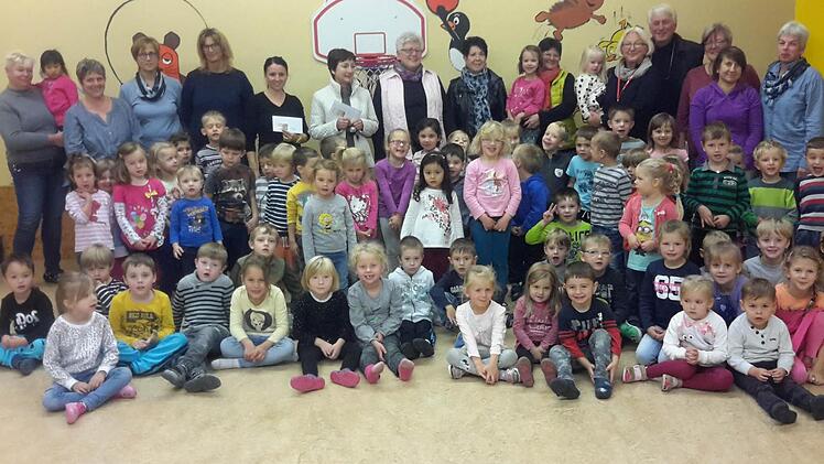 Diesen Termin wollten sich die Mädchen und Jungen mit ihren Betreuerinnen nicht entgehen lassen. Die Bad Brückenauer Flohmarkt-Initiatorin Ilse Neumann (Bildmitte hinten) verschiedene Einrichtungen mit einer Geldspende. Die offizielle Übergabe der insgesamt 2400 Euro fand im Kindergarten Regenbogenland statt.  Foto: Rolf Pralle