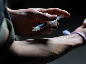 Ein Mann setzt sich eine Spritze mit Rauschgift. Eine Zeugin gab an, dass sie sich das Fentanyl intravenös verabreichte, eine Mitangeklagte soll das Fentanyl gelutscht haben. Symbolfoto: dpa