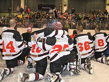Nach einer sensationellen Landesliga-Saison und einem finalen Sieg gegen den EV Germering feierten die Kissinger Wölfe vor vollem Haus enthusiastisch den Aufstieg in die Bayernliga. Dort dürfen die Saalestädter allerdings nicht auflaufen. Foto: Hopf