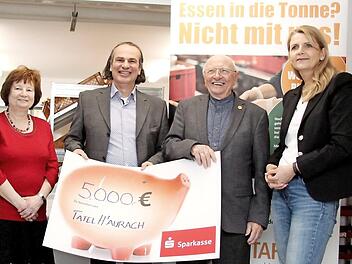 Erika Moertel, Jean Karalis, Thomas Fink und Gaby Richter bei der symbolischen Spendenübergabe  Foto: Richard Sänger