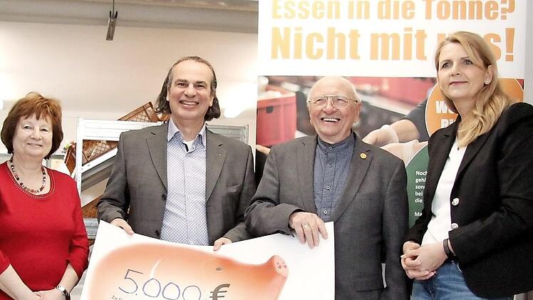 Erika Moertel, Jean Karalis, Thomas Fink und Gaby Richter bei der symbolischen Spendenübergabe  Foto: Richard Sänger