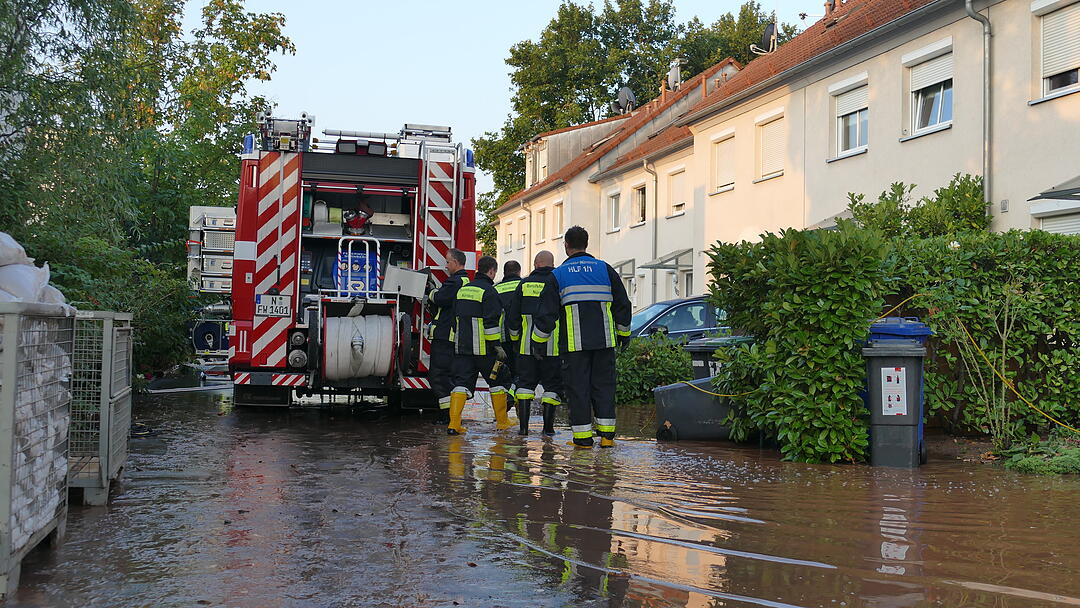 Wie von einem Wasserfall wurden Keller geflutet