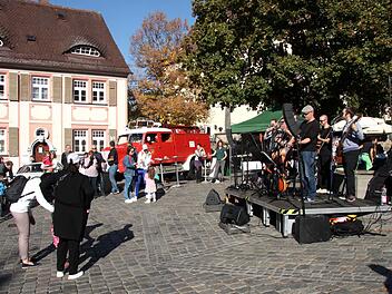 "Paddys Last order" musizierten auf dem Marktplatz vor dem Georgsbrunnen.  Fotos: Richard Sänger