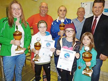 Die erfolgreichen Schwimmer v.l. Inessa Bergen, DLRG-Chef Joachim Linhardt, Xaver Gnan, Bernd Ducke, Lena Körber, Malena Zitzmann, Georg Buhl und Bürgermeister Stefan Frühbeißer. Foto: Thomas Weichert