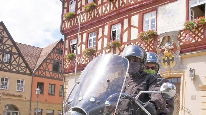 Mit Obermain-Therme, Liedern auf Banz, Obermain-Marathon und Altstadtfest hat sich Bad Staffelstein über die Grenzen des Freistaats hinaus einen Namen gemacht - dieses Paar kam per Motorrad aus dem fernen Gütersloh angereist, um die schöne Gegend zu erkunden. Foto: Mario Deller