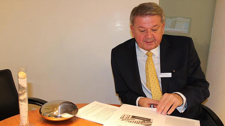 Auf kurz- und mittelfristige Sicht schließt  der Generalbevollmächtigte Jürgen Möhrle, dass die Kunden der VR Bank Oberfranken Mitte mit Strafzinsen belastet werden. Foto; Cindy Dötschel