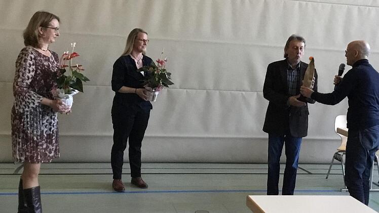 Frisch vereidigt und schon reich beschenkt: von links Christiane Buchhorn (CSU), Ina Greß und Klaus Achatzy (beide Grünes Memmesldorf) sowie Bürgermeister Gerd Schneider (parteilos)