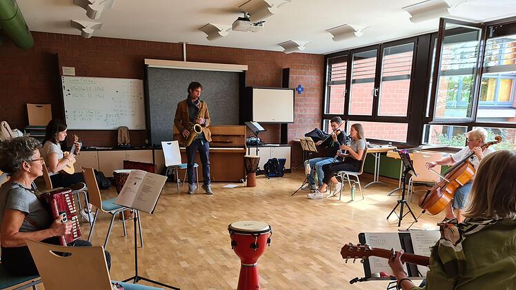 Simon Schorndanner macht mit einer Gruppe Musik. Foto: Carmen Schwind