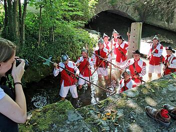 Im kalten Wasser des Bachs am Jörgentor ließen sich die Stadtknechte fotografieren.  Foto: Dieter Britz