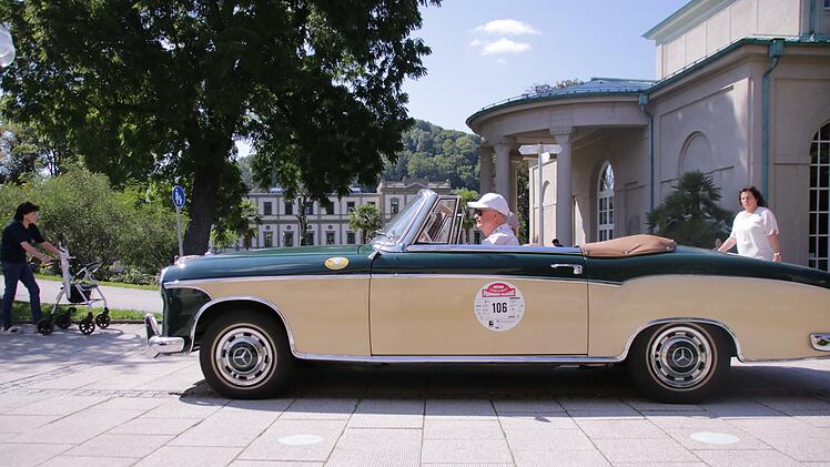 110 Teilnehmer-Teams starten mit ihren Oldtimern von Bad Kissingen aus zur Franken Classic Oldtimerrallye. Foto: Benedikt Borst