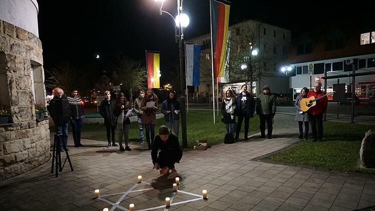 Schülerinnen und Schüler des Franz-Miltenberger-Gymnasiums Bad Brückenau zündeten Kerzen an für jede jüdische Mitbürgerin und jeden jüdischen Mitbürger, die aus Bad Brückenau deportiert wurden. Foto: Marion Eckert