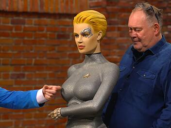 Nanu, wer hatte sich denn diesmal in "Bares für Rares"-Studio verirrt? Walter "Waldi" Lehnertz war sich sicher: "Das ist bestimmt vom E.T die Frau!". Nun ja, fast ...