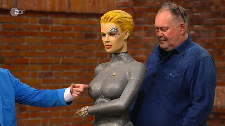 Nanu, wer hatte sich denn diesmal in "Bares für Rares"-Studio verirrt? Walter "Waldi" Lehnertz war sich sicher: "Das ist bestimmt vom E.T die Frau!". Nun ja, fast ...