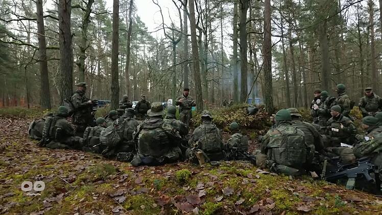 Bei der Bundeswehr geh&ouml;ren in der Ausbildung lange Stunden im Wald, schweres Gep&auml;ck und wenig Schlaf zum Alltag.