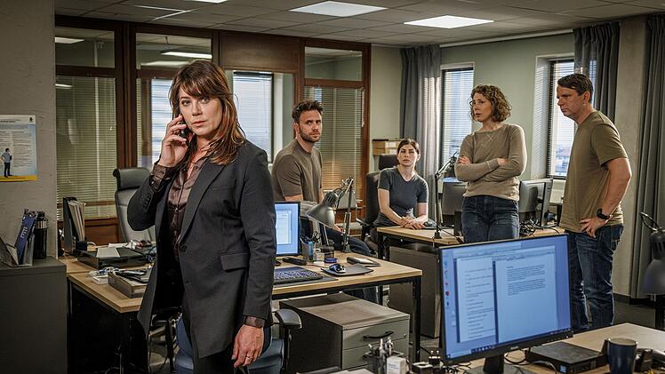 Kommissar Martin Beck ist nicht mehr Teil des Teams von Alex (Jennie Silfverhjelm, links). Schon bald wird sein Enkel Vilhelm zu ihr, Josef (Martin Wallstr&ouml;m, zweiter von links), Ayda (Elmira Arikan, dritte von links), Jenny (Anna Asp) und Oskar (M&aring;ns Nathanaelson) sto&szlig;en.